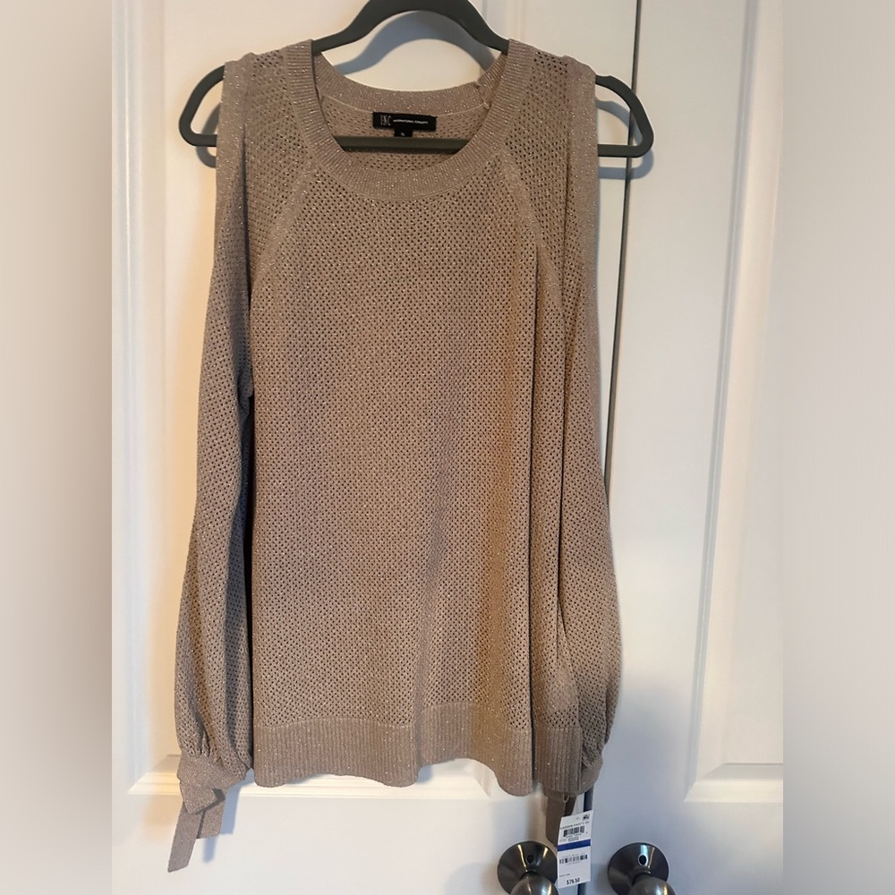 Long sleeve , open shoulder
